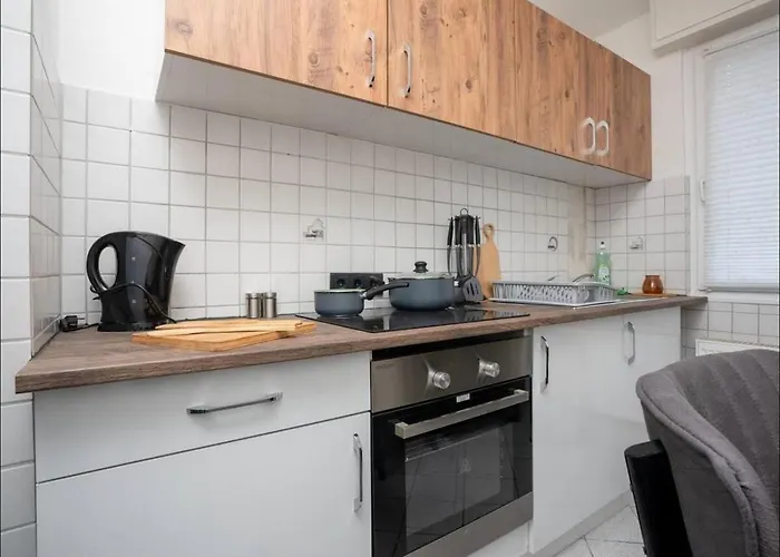 Livemore24 - Space In West 24-7 Check-in